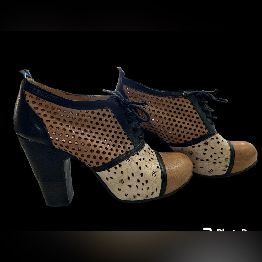 Gold Button Oxford bootie